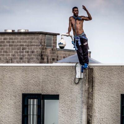 Un sans-papier sur le toit du Centre Fermé 127bis.