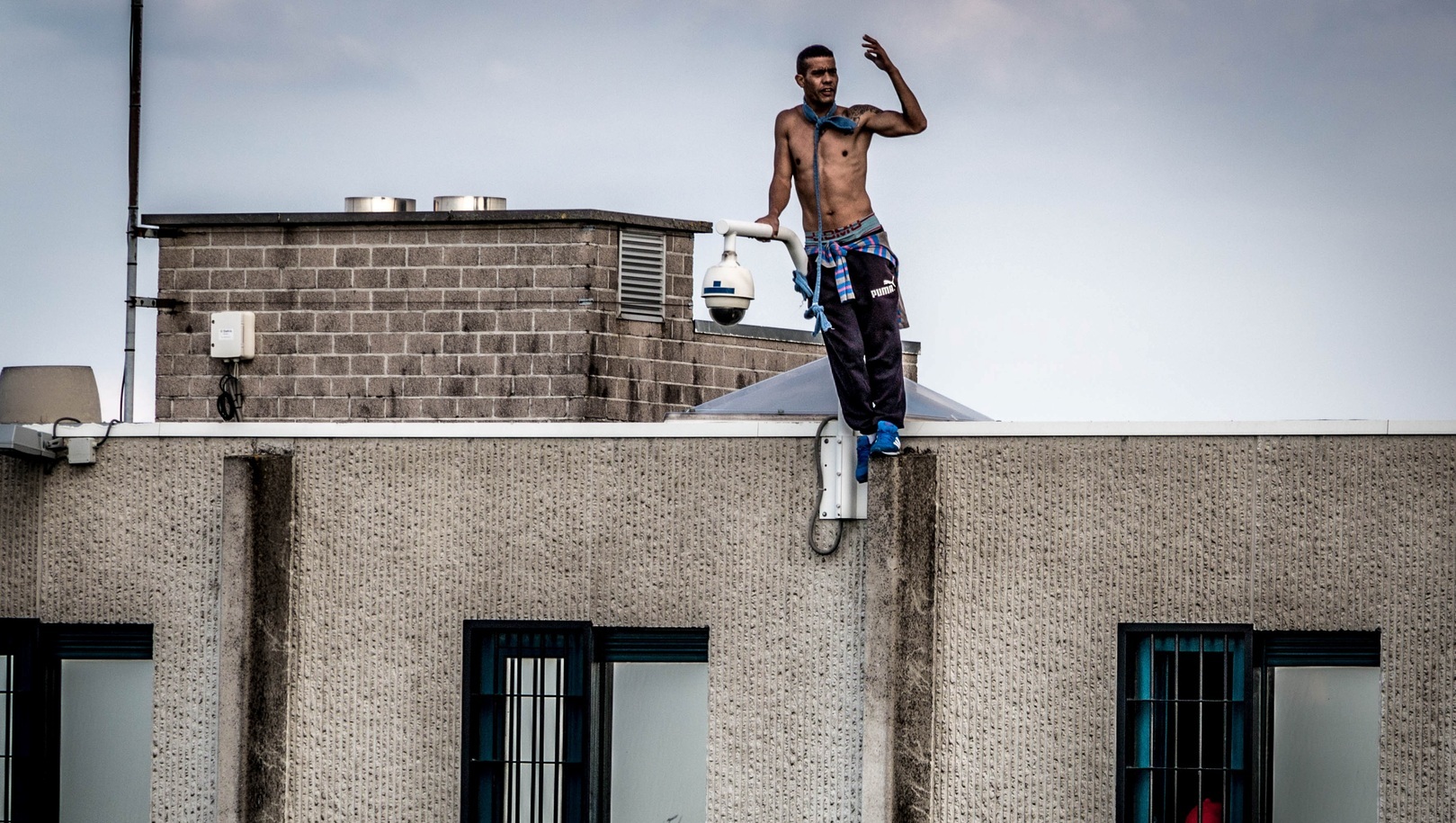 Un sans-papier sur le toit du Centre Fermé 127bis.