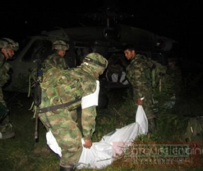 Les militaires emportents les dépouilles des guérilleros