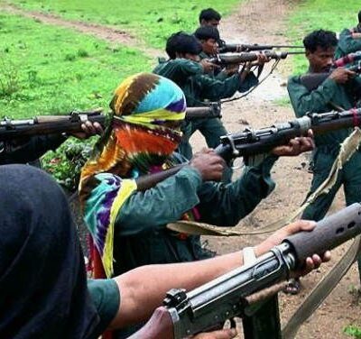 Maoïstes utilisant des fusil à chargement par la bouche