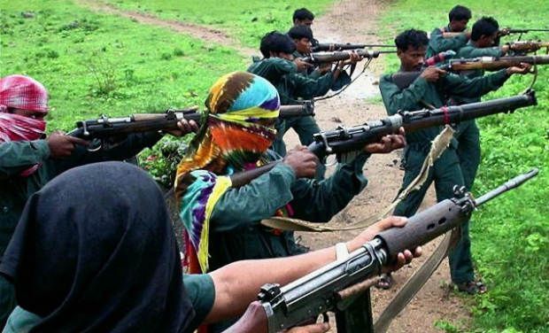 Maoïstes utilisant des fusil à chargement par la bouche