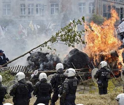 Les agriculteurs affrontent la police à Bruxelles.