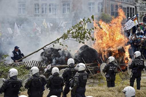 Les agriculteurs affrontent la police à Bruxelles. Les agriculteurs affrontent la police à Bruxelles.