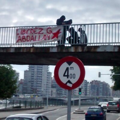 Accrochage de la banderole à Liège