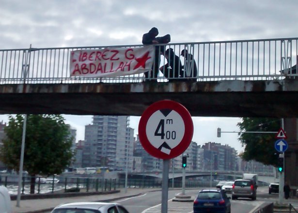 Accrochage de la banderole à Liège Accrochage de la banderole à Liège