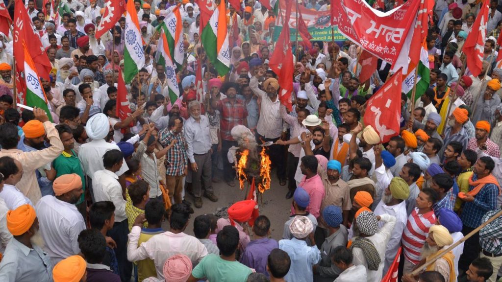 Les grévistes brôle l'effigie du premier ministre, le 2 septembre