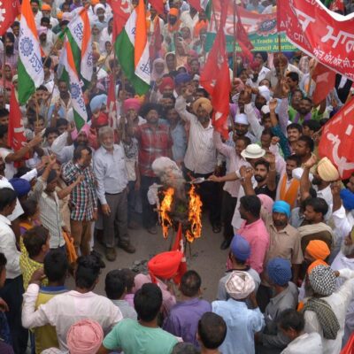 Les grévistes brôle l'effigie du premier ministre, le 2 septembre