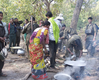 Cuisine dans un campement maoïste