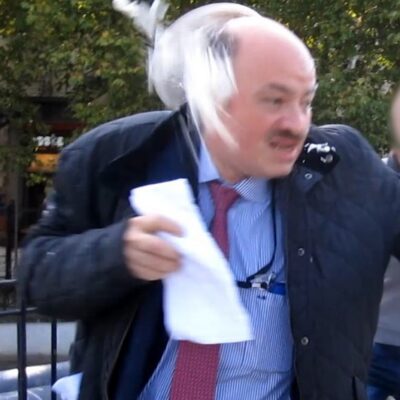 Alain Bauer entarté à Nantes.