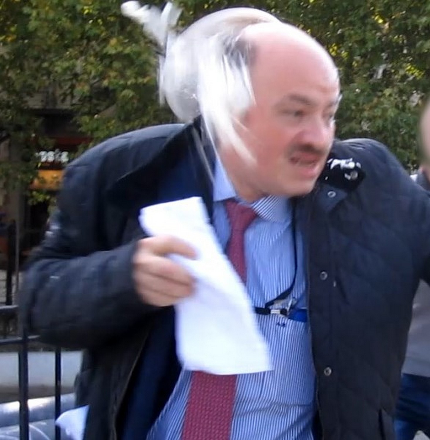 Alain Bauer entarté à Nantes.