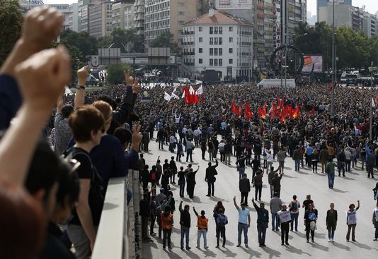 Rassemblement à ankara en hommage aux victimes de l'attentat