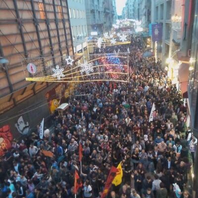 10.000 personnes marchent à Ankara, en solidarité avec les victimes de l'attentat.
