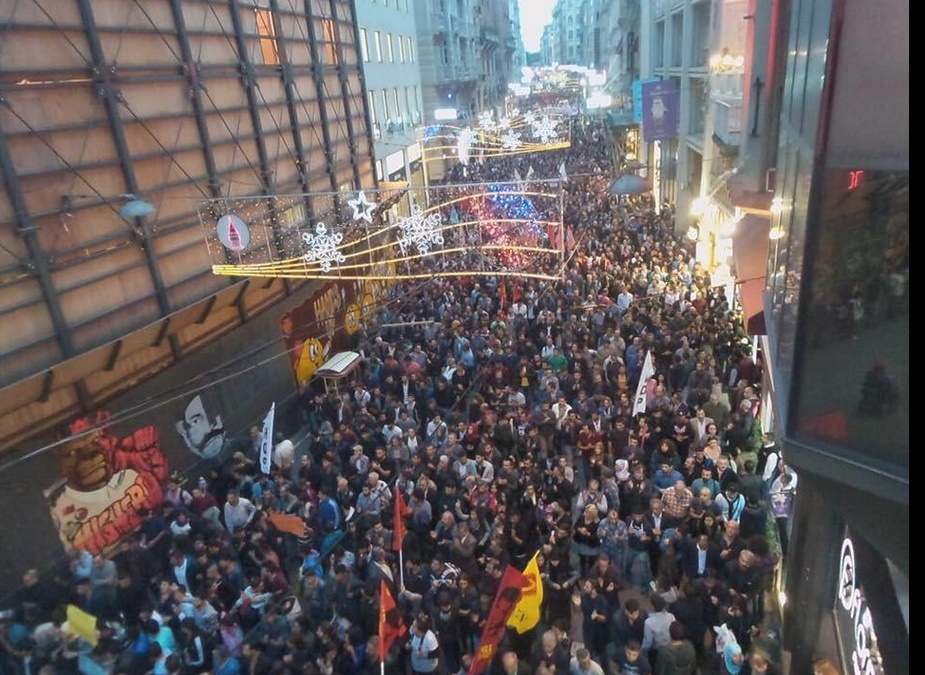 10.000 personnes marchent à Ankara, en solidarité avec les victimes de l'attentat.