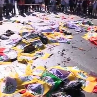 Les drapeaux du HDP jonchent le sol lorsqu'ils ne servent pas à recouvrir des cadavres.