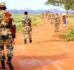 Soldats en patrouille dans le Dantewada