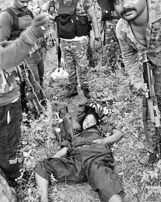 Corps de la femme guérillero abattue