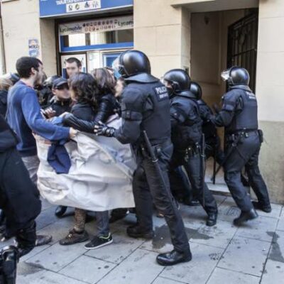 Rassemblement solidaire spontané à Sants, devant l'Athénée Libertaire.