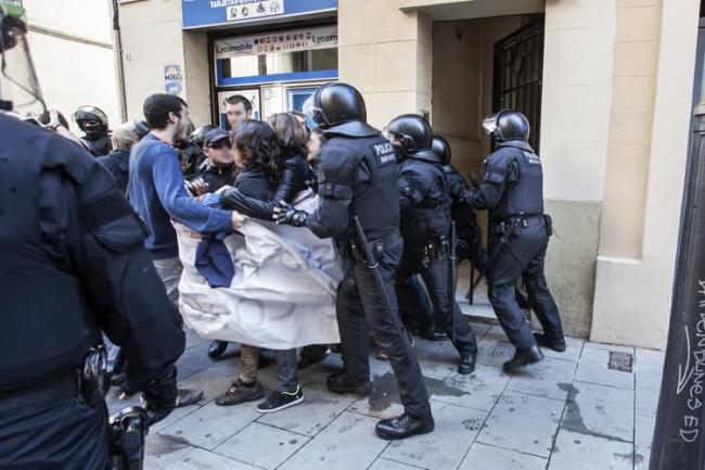 Rassemblement solidaire spontané à Sants, devant l'Athénée Libertaire.