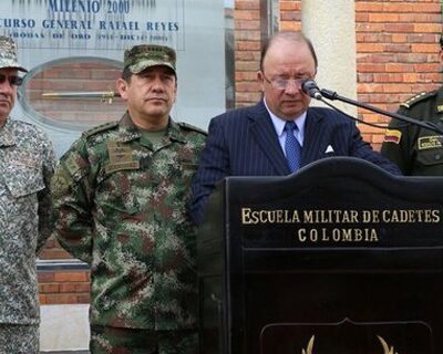 Le ministre colombien de la défense annonçant le bilan de l'attaque de l'ELN