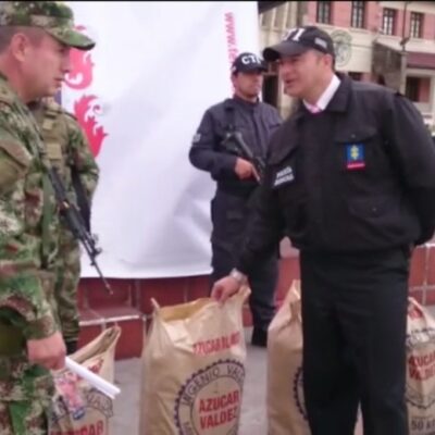 Militaires et policiers posant devant les explosifs découverts