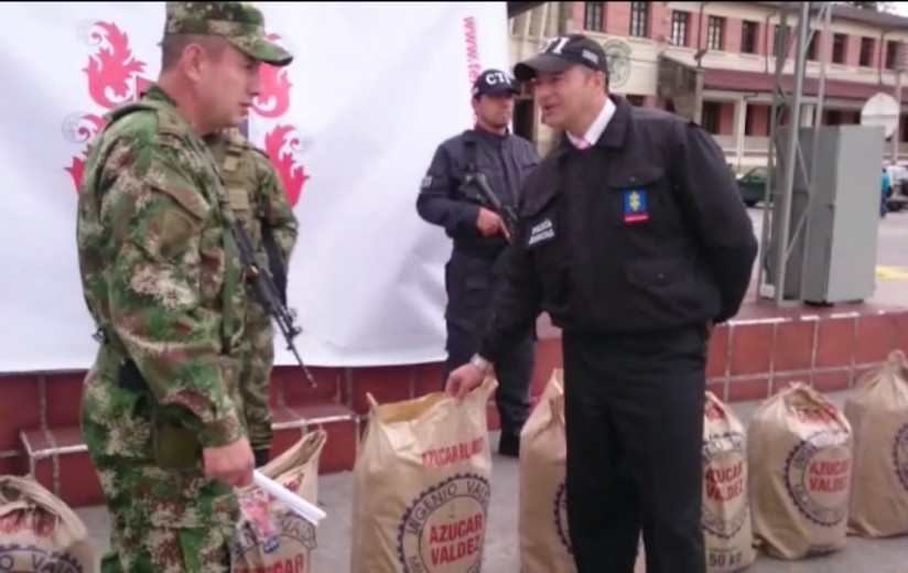 Militaires et policiers posant devant les explosifs découverts