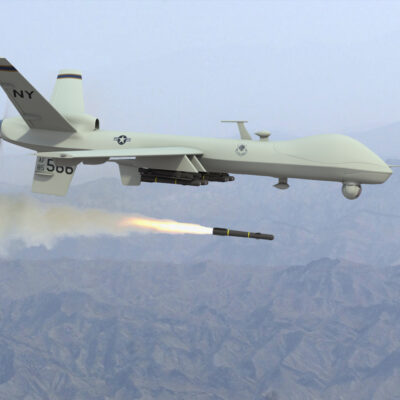 Un drone Predator tirant un missile