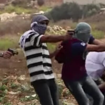 Des infiltrés parmi les lanceurs de pierre ouvrent le feu dans la foule.