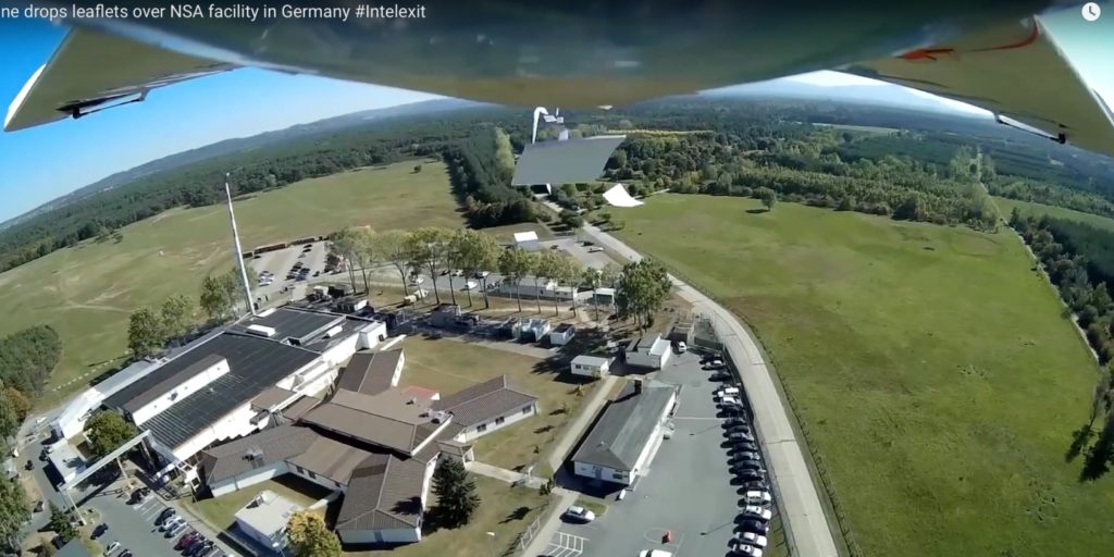 Un drone bombarde un complexe de la NSA avec des flyers.