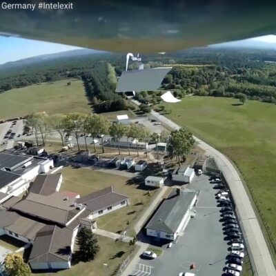 Un drone bombarde un complexe de la NSA avec des flyers.