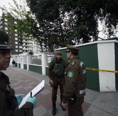 Un engin incendiaire retiré par la police à Santiago.