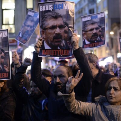 Les manifestants se rassemblent pour Tahir Elçi.