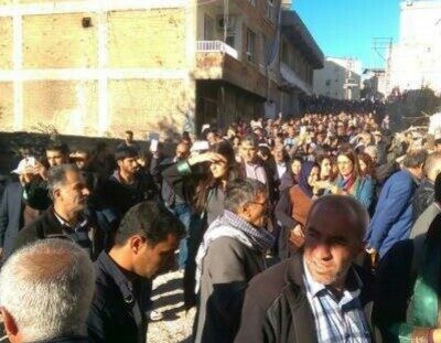 La foule à Silvan après le retrait de l'armée.