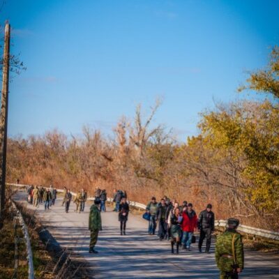 A l'avant-plan, les prisonniers ukrainiens, au second, ceux du Donbass