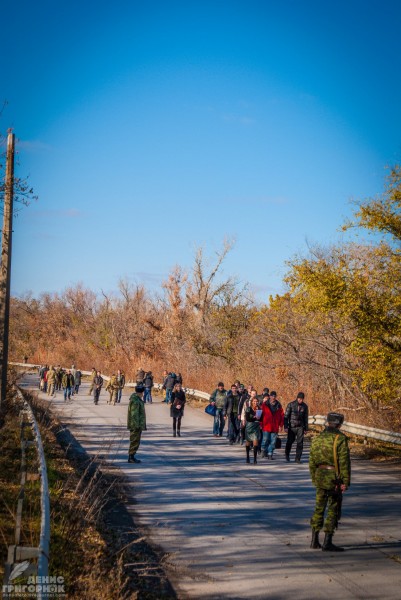 A l'avant-plan, les prisonniers ukrainiens, au second, ceux du Donbass
