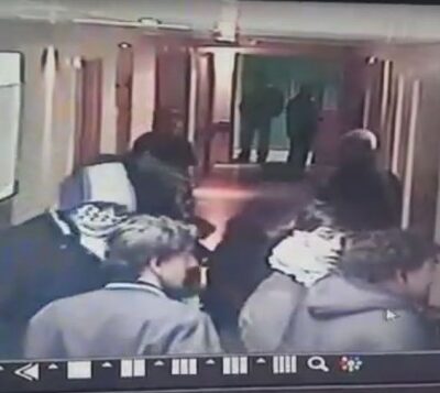 Les militaires déguisés filmés ä leur entrée de l'hôpital par une caméra de surveillance