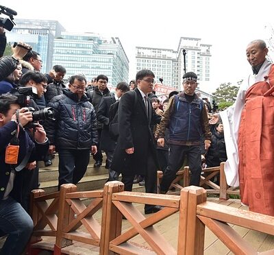 Hang Sang-Gyun (second à partir de la droite)