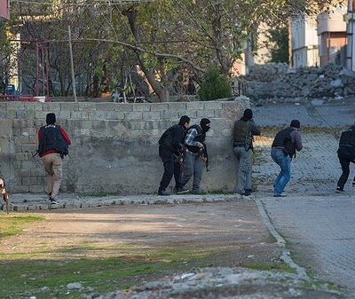 Les forces de sécurités prennent d'assaut une barricade à Diyarbakir