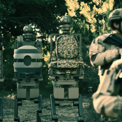 Des robots humanoïdes (sur la gauche)