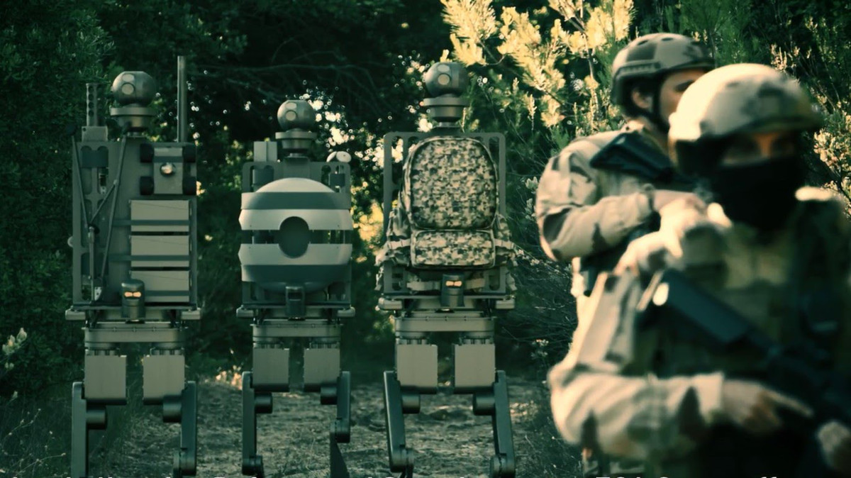 Des robots humanoïdes (sur la gauche)