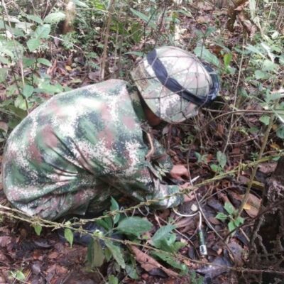 Un articier militaire neutralise une des charges