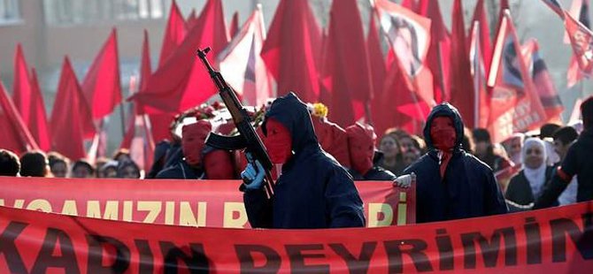 Combattants du MLKP aux funérailles de Yeliz Erbay et de Sirin Öter