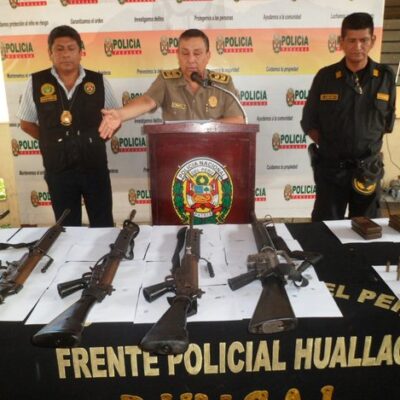 Les armes exhibées par les policiers