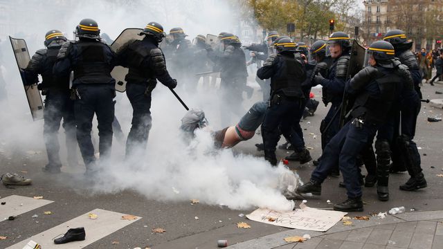 Une des 300 arrestations place de la République