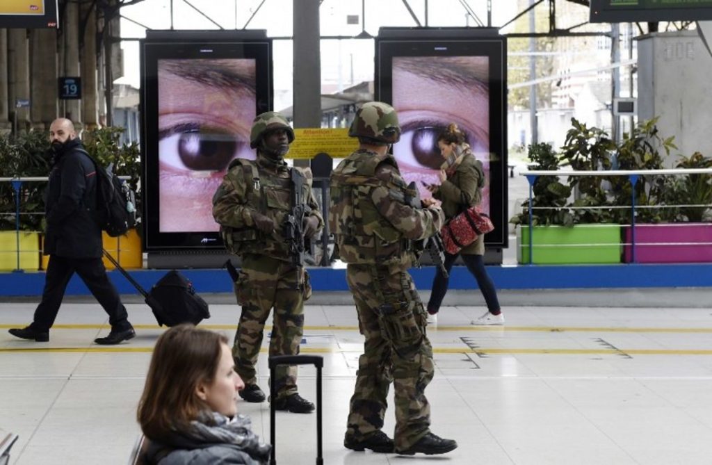 Des militaires possiblement anxieux.