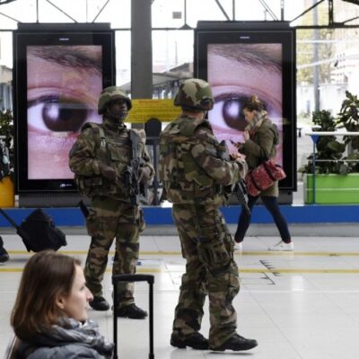 Des militaires possiblement anxieux.