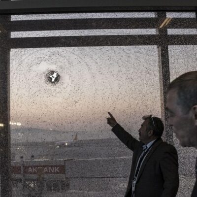 Une vitre endommagée par l'explosion.