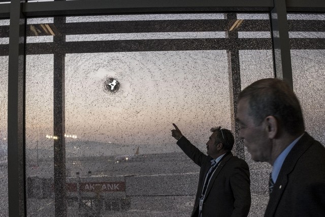 Une vitre endommagée par l'explosion.