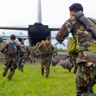 Les militaires débarquant du C130