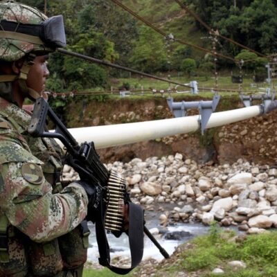 Militaires gardant l'oléoduc Caño Limón Coveñas