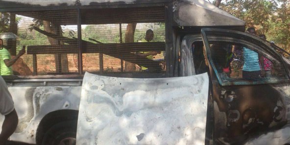 Le véhicule de gendarmerie incendié sur le campus Le véhicule de gendarmerie incendié sur le campus